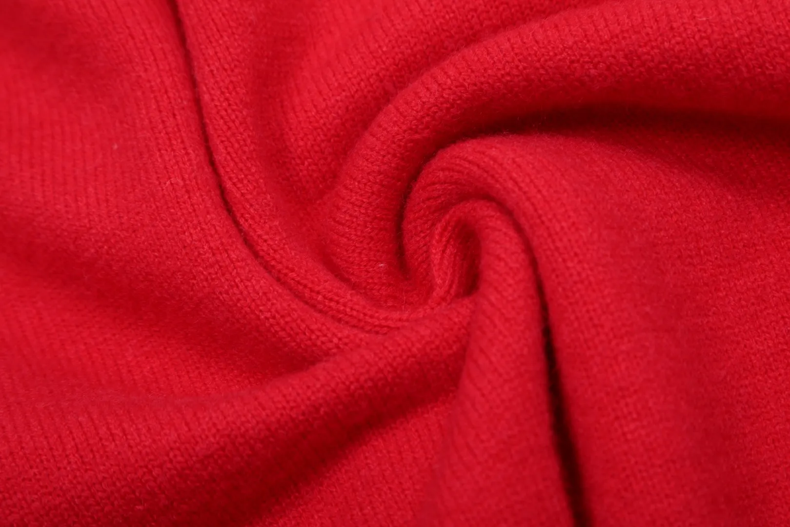 P220 Top quality" Style number: DS016# [Ralph Lauren V-neck solid color pony embroidered logo wool velvet knitted shawl cardigan] ✅Ralph Lauren Lazy‌oversize style basic classic versatile ten-color shawl cardigan ✅Main supplier platform live broadcast Wholesale entities Out of stock will be replenished Not off the shelf ✅ZP quality 1:1 version Can scan the code to enter the GF website Counter quality ✅Details and quality are the only one in Guangzhou. Light luxury wool. Focus on high-end. Cost-effective. Needless to say good quality. ✅Restore the original version. Can wear 190 pounds. Loose, comfortable and stress-free. ✅Loose upper body, oversize and lazy style. Must-have style for goddess ootd. ✅Good-looking clothes are never picky. Recommended for goddess wardrobe. Taro Purple, Light Khaki, Chinese Red, Anchor Red
